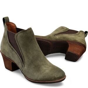 Comfortiva Bailey olive suede Size 9.5